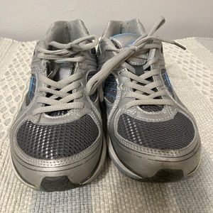 Ladies Catapult Athletic shoe 6 1/2 W Leather Upper silver and Blue Lace Up EUC